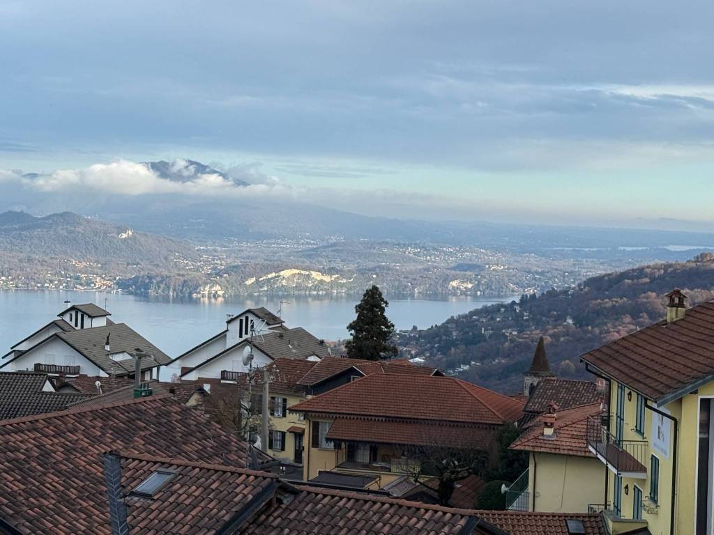 casa indipendente in vendita a Stresa in zona Levo