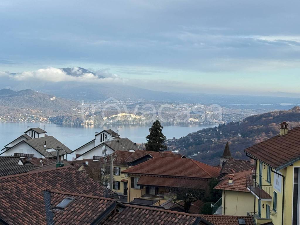 casa indipendente in vendita a Stresa in zona Levo