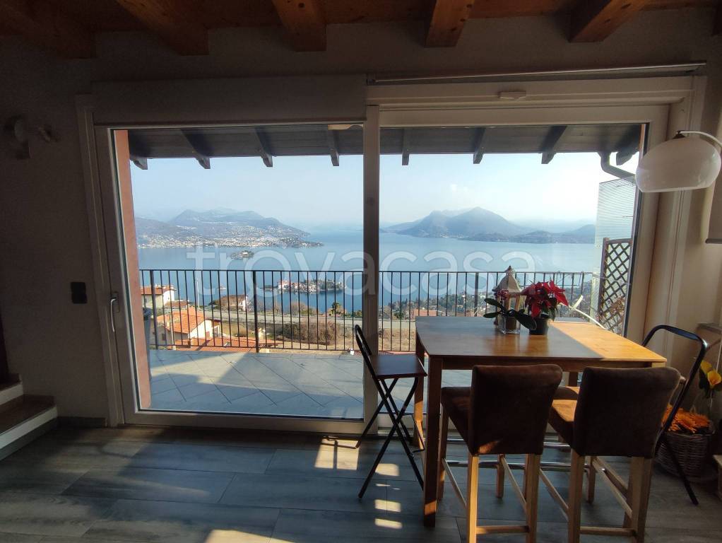casa indipendente in vendita a Stresa in zona Levo