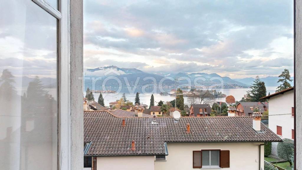 casa indipendente in vendita a Stresa in zona Carciano