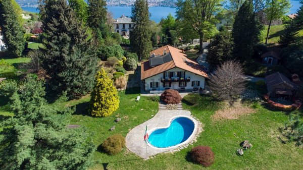 casa indipendente in vendita a Stresa in zona Alpino