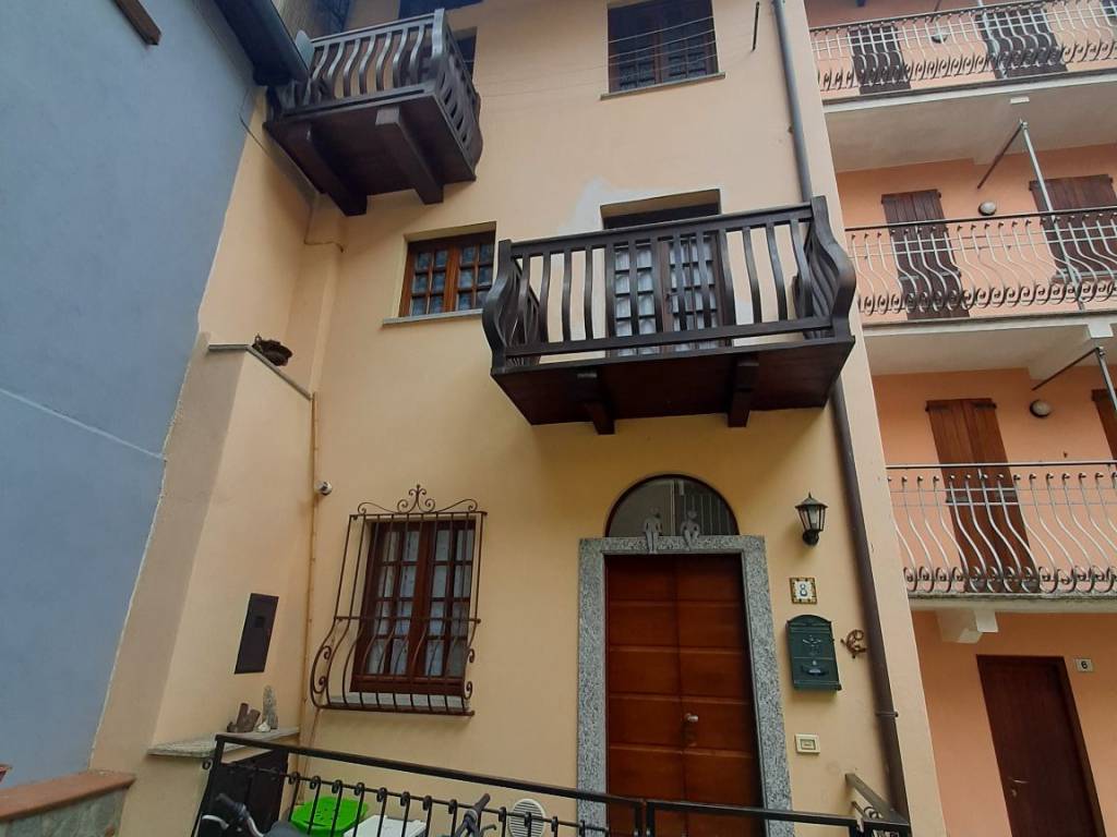 casa indipendente in vendita a Stresa in zona Carciano