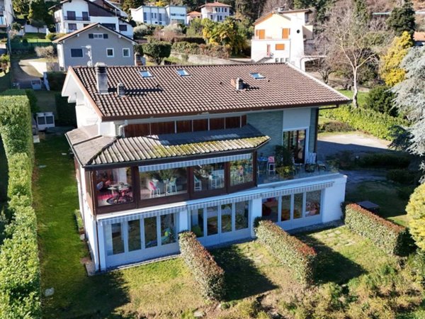 casa indipendente in vendita a Stresa in zona Carciano