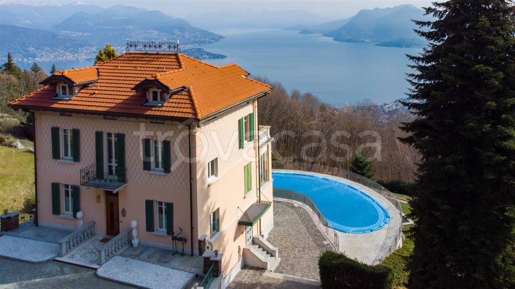 casa indipendente in vendita a Stresa in zona Alpino