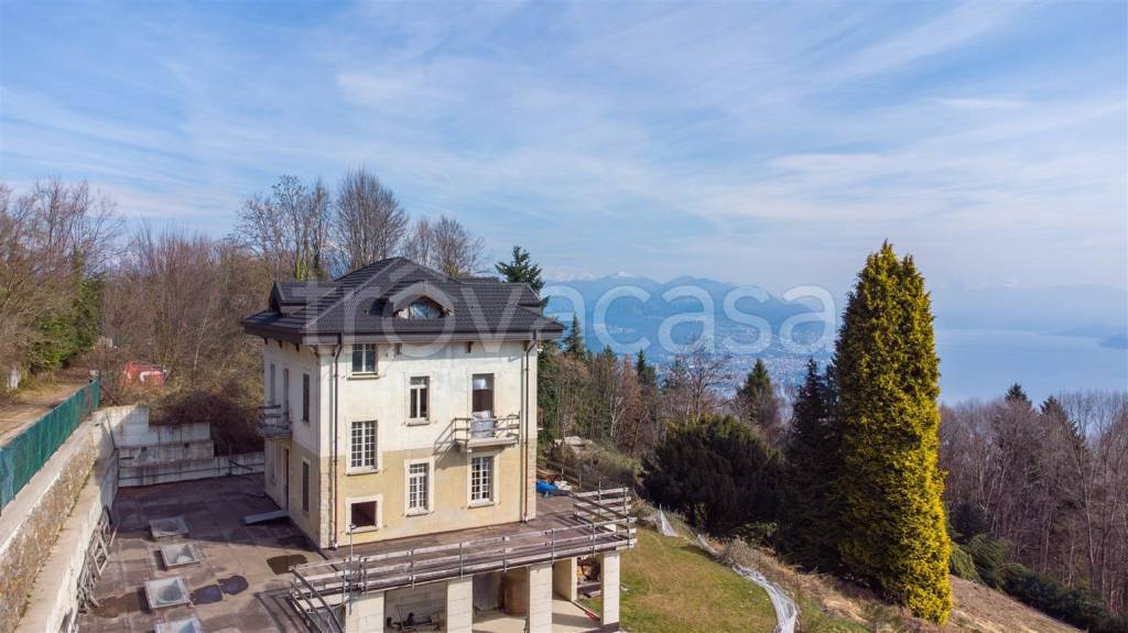 casa indipendente in vendita a Stresa in zona Alpino