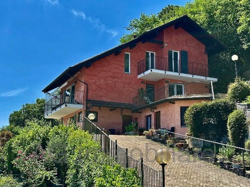 casa indipendente in vendita a Stresa in zona Levo