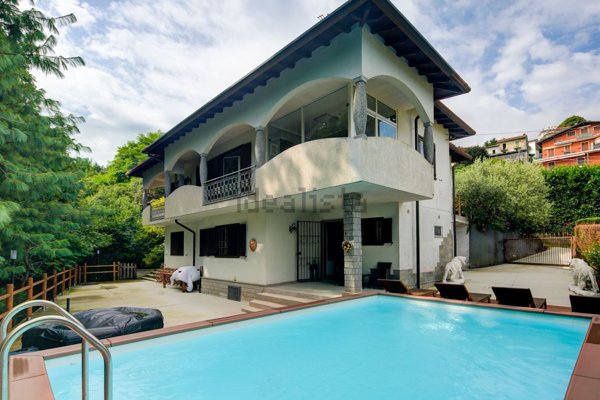 casa indipendente in vendita a Stresa in zona Magognino