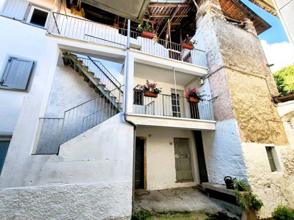 appartamento in vendita a Stresa in zona Carciano