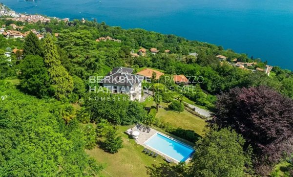 casa indipendente in vendita a Stresa in zona Carciano