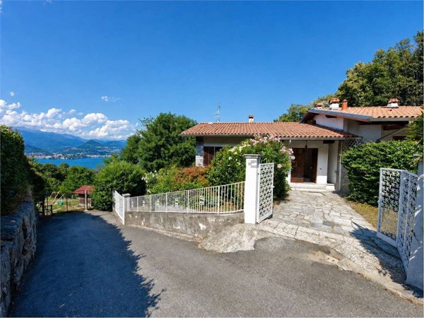 casa indipendente in vendita a Stresa in zona Magognino