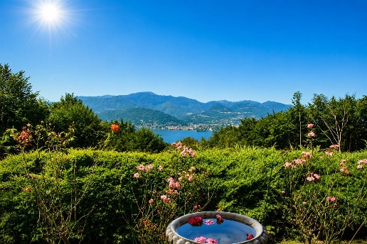 casa indipendente in vendita a Stresa in zona Carciano