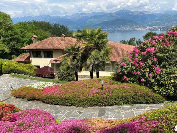 casa indipendente in vendita a Stresa in zona Carciano
