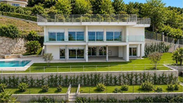 casa indipendente in vendita a Stresa in zona Carciano