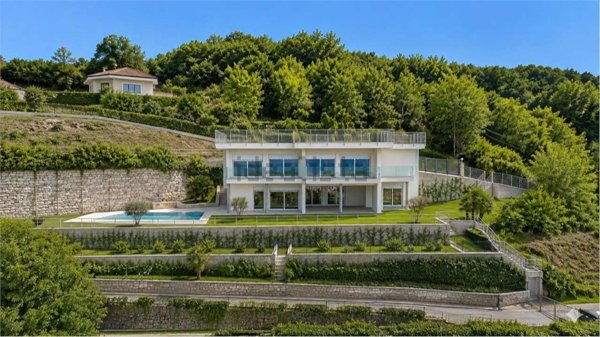 casa indipendente in vendita a Stresa in zona Carciano