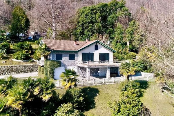 casa indipendente in vendita a Stresa in zona Magognino