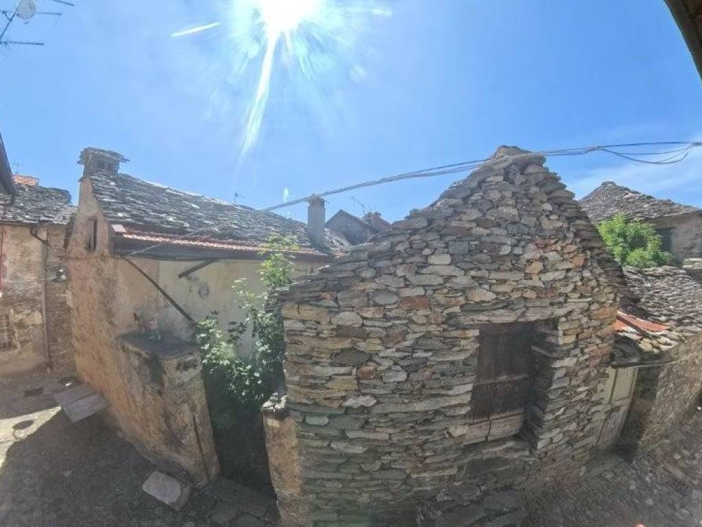 casa indipendente in vendita a Trarego Viggiona in zona Viggiona