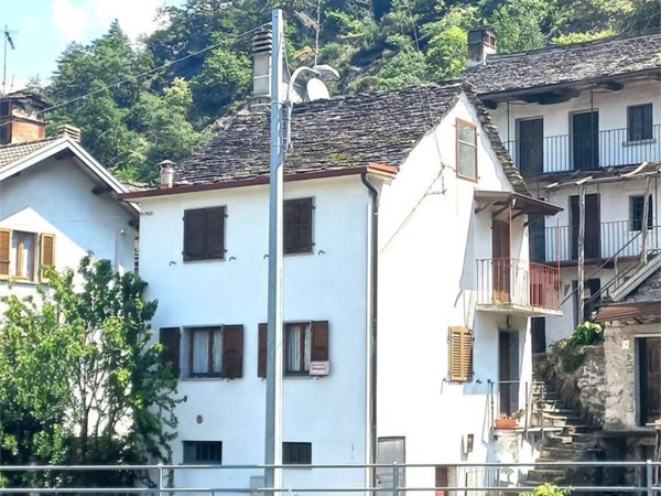 appartamento in vendita a Trontano in zona Cosasca