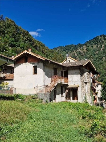 casa indipendente in vendita a Valstrona in zona Strona