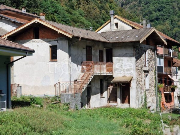 casa indipendente in vendita a Valstrona in zona Strona