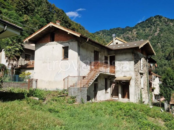 casa indipendente in vendita a Valstrona in zona Strona