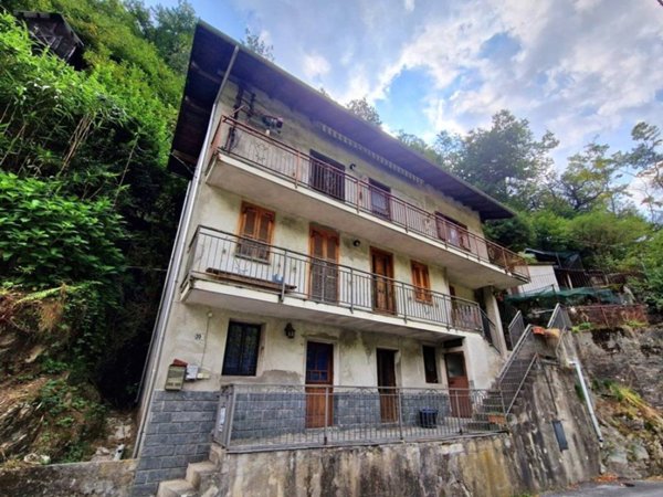 casa indipendente in vendita a Valstrona in zona Strona