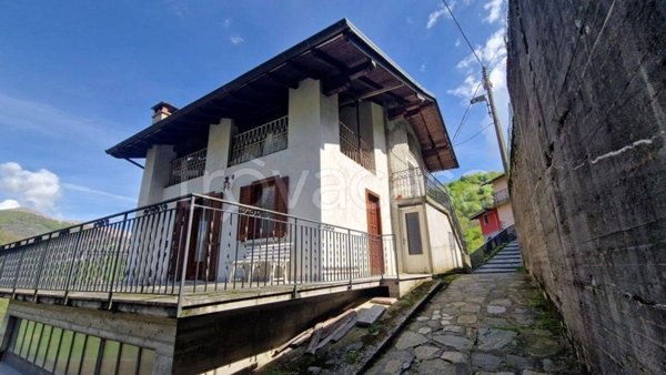 casa indipendente in vendita a Valstrona in zona Sambughetto