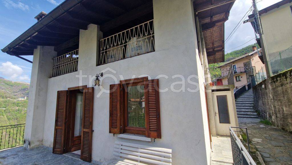 casa indipendente in vendita a Valstrona in zona Sambughetto