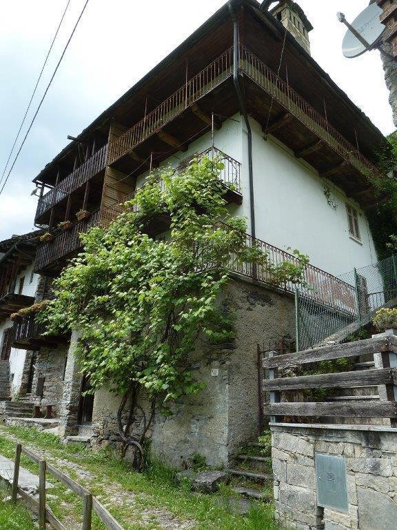 casa indipendente in vendita a Varzo in zona Coggia
