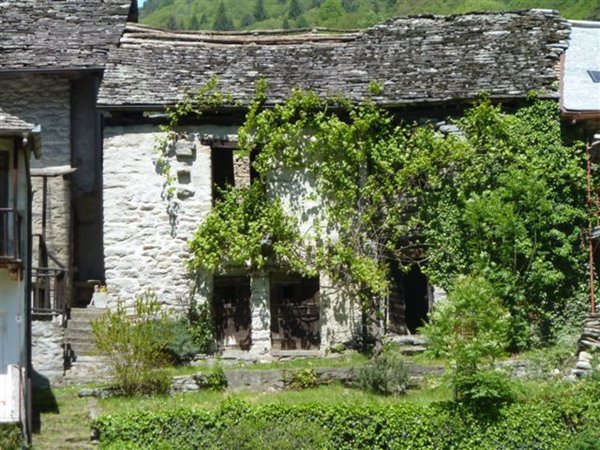 casale in vendita a Varzo in zona Colla