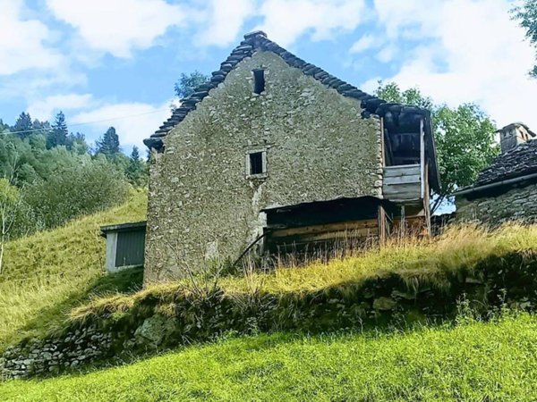 casa indipendente in vendita a Varzo in zona San Domenico