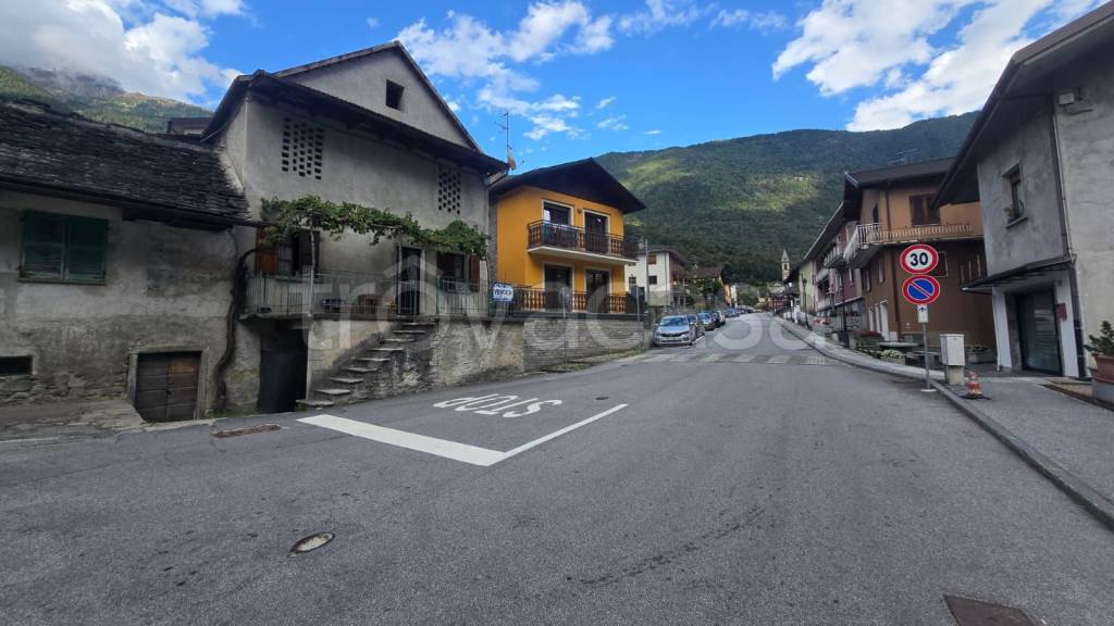 casa indipendente in vendita a Varzo in zona San Domenico