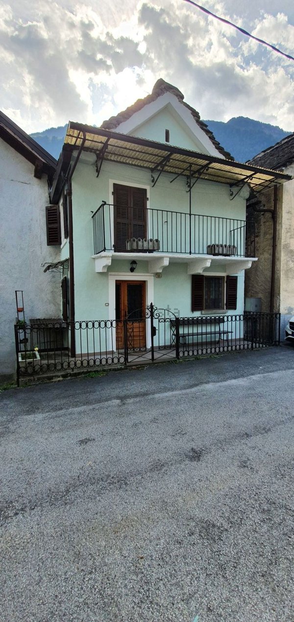 casa indipendente in vendita a Varzo in zona San Domenico