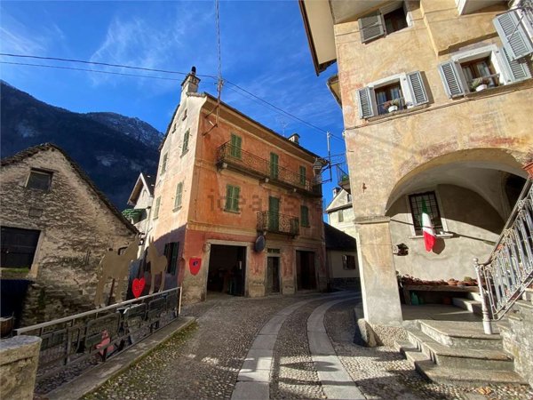 casa indipendente in vendita a Varzo in zona San Domenico