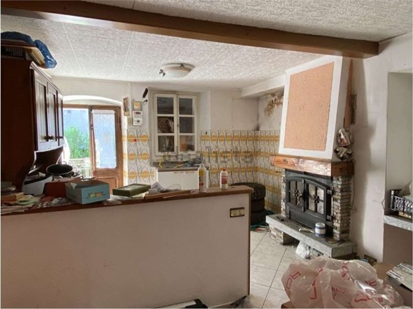 casa semindipendente in vendita a Varzo in zona Rosso