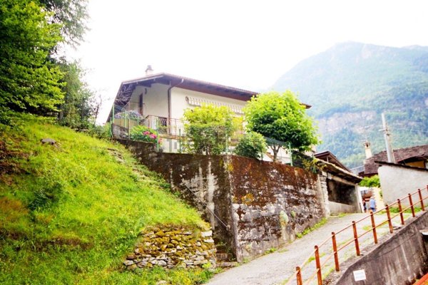 casa indipendente in vendita a Varzo