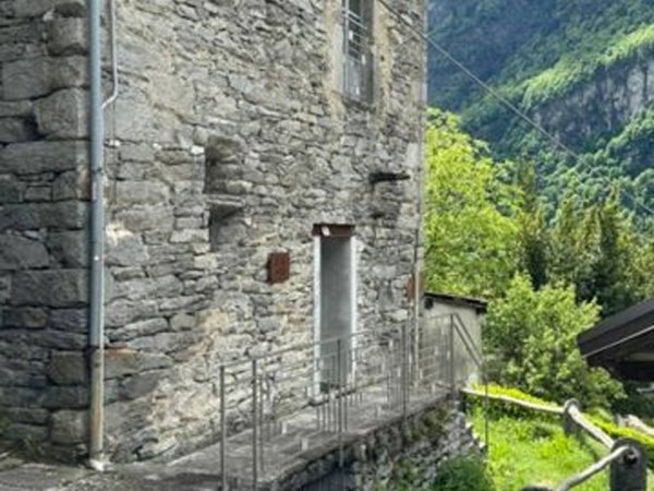 casa indipendente in vendita a Varzo