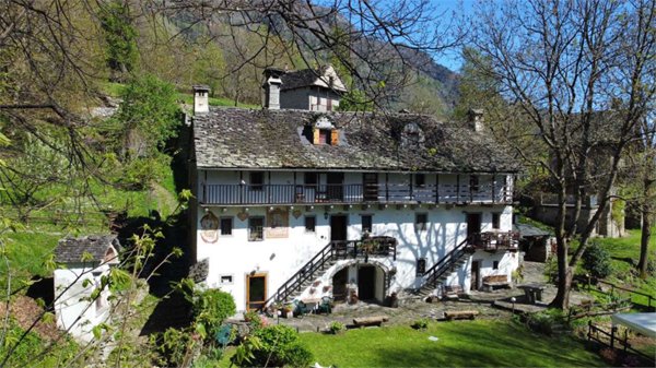 casa indipendente in vendita a Varzo in zona Colla