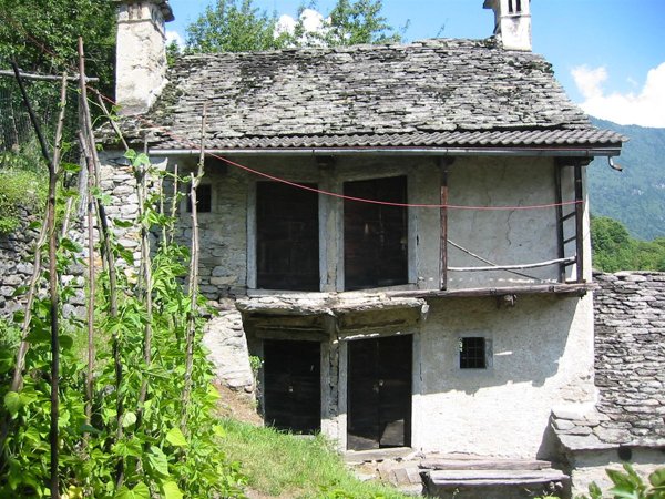 casale in vendita a Varzo in zona Bertonio