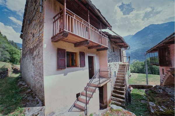 casa indipendente in vendita a Varzo in zona Fontana