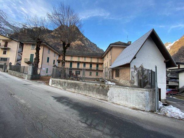 intera palazzina in vendita a Verbania in zona Intra