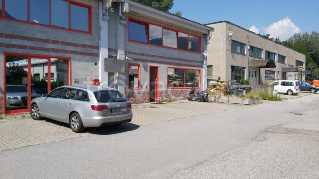 locale commerciale in vendita a Verbania in zona Trobaso