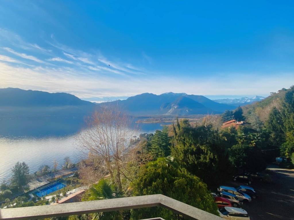 appartamento in vendita a Verbania in zona Suna