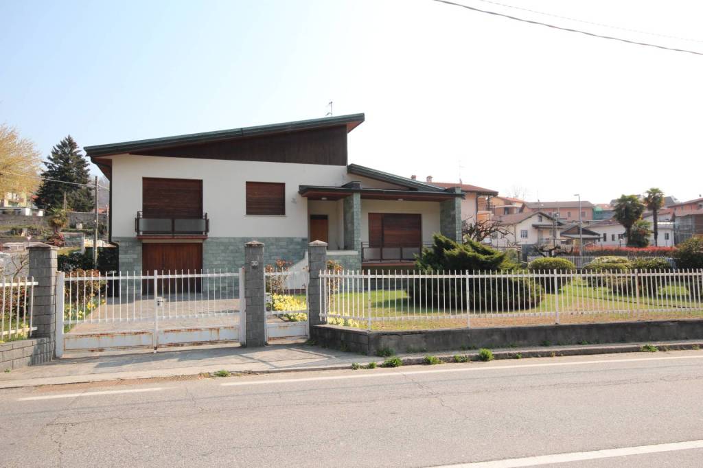 casa indipendente in vendita a Verbania in zona Pallanza