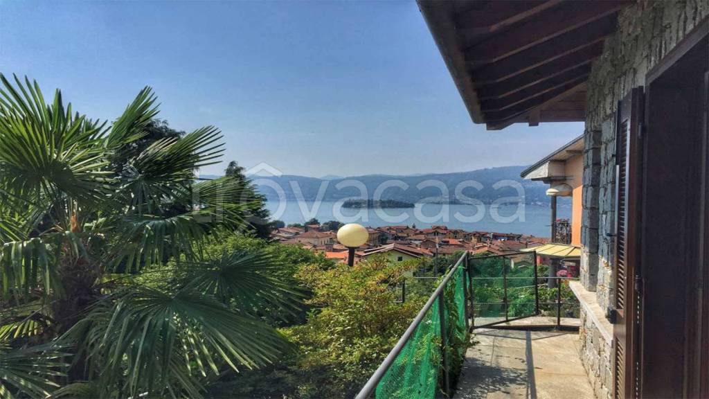 appartamento in vendita a Verbania in zona Suna