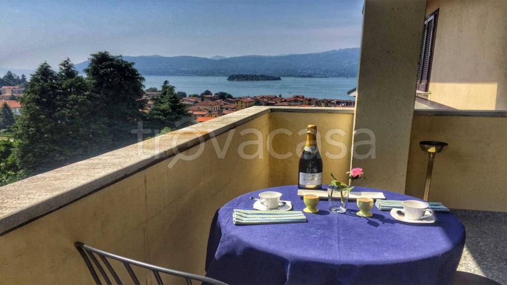 appartamento in vendita a Verbania in zona Suna
