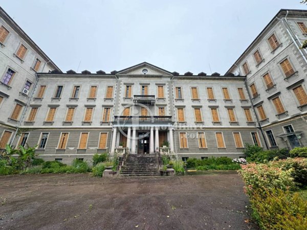 intera palazzina in vendita a Verbania in zona Pallanza