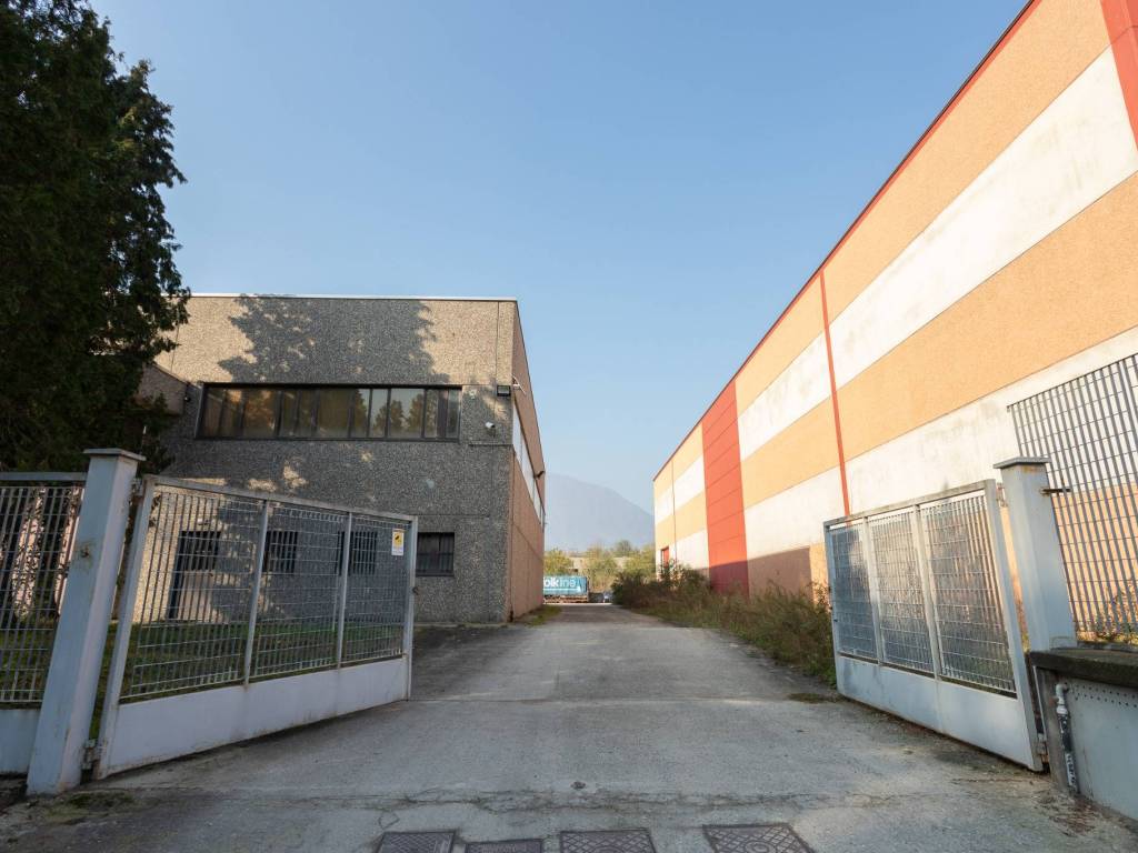 locale commerciale in vendita a Verbania in zona Fondotoce