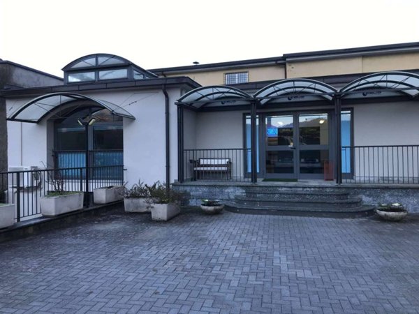 locale commerciale in vendita a Verbania in zona Possaccio