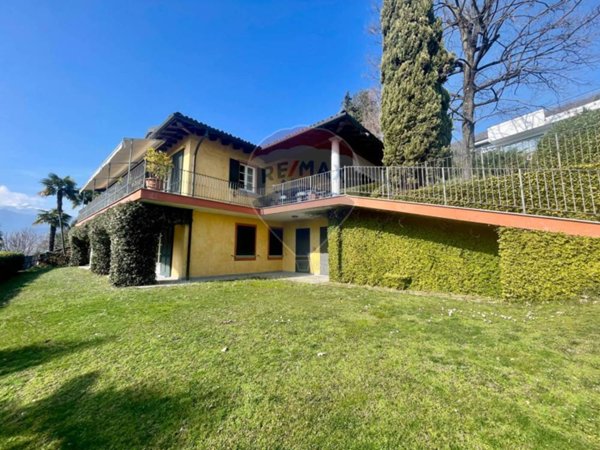 casa indipendente in vendita a Verbania in zona Cavandone