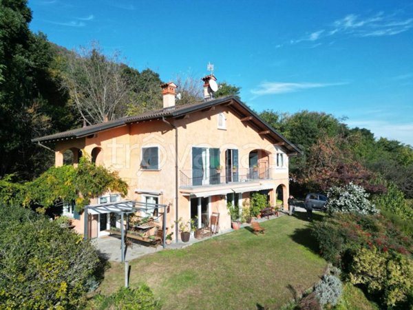 casa indipendente in vendita a Verbania in zona Suna